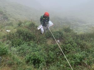 Pendaki Buang Sampah di Area Susah Dijangkau, Petugas Sampai Turun Tebing di Rinjani