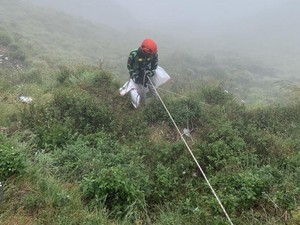 Pendaki Buang Sampah di Area Susah Dijangkau, Petugas Sampai Turun Tebing di Rinjani