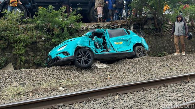 Bangkai taksi yang tertemper dekat Stasiun Bekasi Timur. (Isal/detikcom) Bangkai taksi yang tertemper dekat Stasiun Bekasi Timur. (Isal/detikcom)