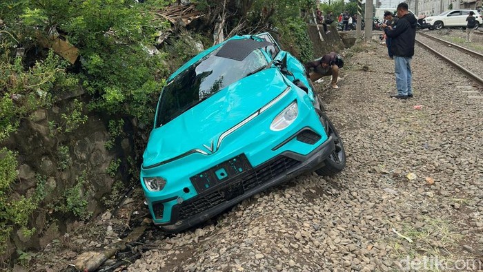 Bangkai taksi yang tertemper dekat Stasiun Bekasi Timur. (Isal/detikcom)