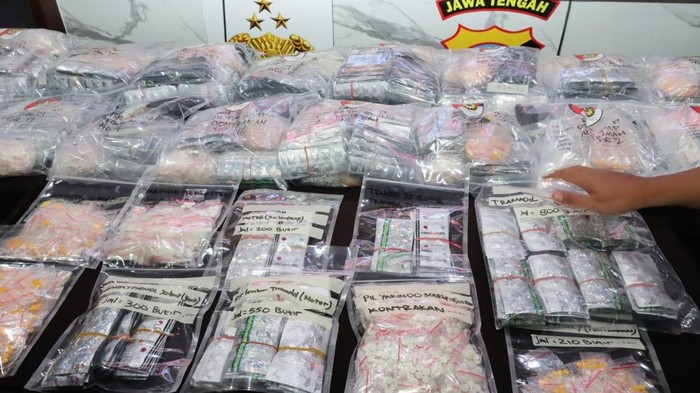 Barang Bukti 76 Ribu Butir Obat Terlarang yang akan Diedarkan untuk Kaum Pelajar, Ditunjukkan Petugas saat Pers Rilis di Mapolres Kebumen, Selasa (28/4/2026).