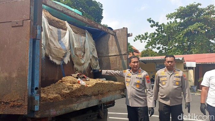 Barang bukti truk modifikasi penyimpanan BBM