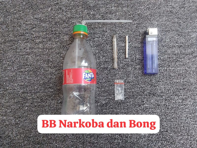 Bareskrim Polri menangkap dua orang kurir yang membawa narkoba jenis ganja di Rokan Hulu (Rohul), Riau. Ganja seberat 23 kg disita dari kedua kurir. (dok Polri)