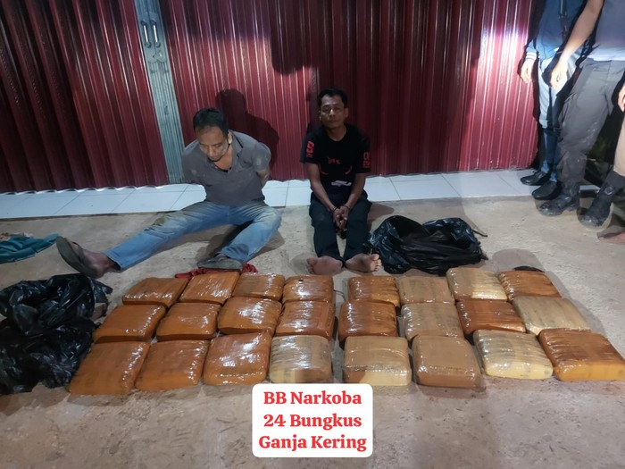 Bareskrim Polri menangkap dua orang kurir yang membawa narkoba jenis ganja di Rokan Hulu (Rohul), Riau. Ganja seberat 23 kg disita dari kedua kurir. (dok Polri)