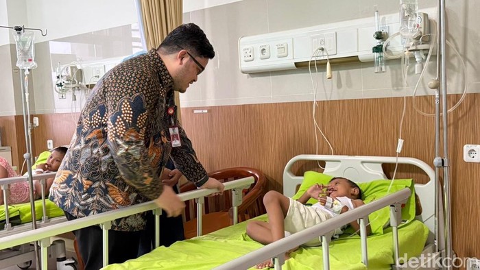Bupati Kediri Hanindhito Himawan Pramana saat menjenguk siswa yang mengalami keracunan MBG