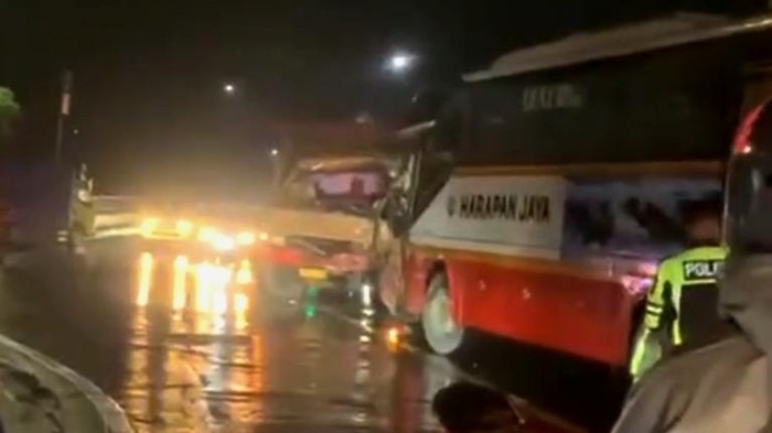 Bus harapan Jaya hantam truk gandeng di Jalur Tulungagung-Kediri
