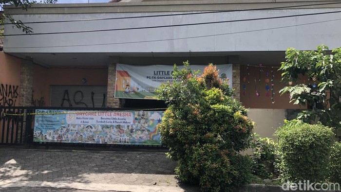 Coretan memenuhi bangunan penitipan anak (daycare) Little Aresha Jogja, Selasa (28/4) pagi.