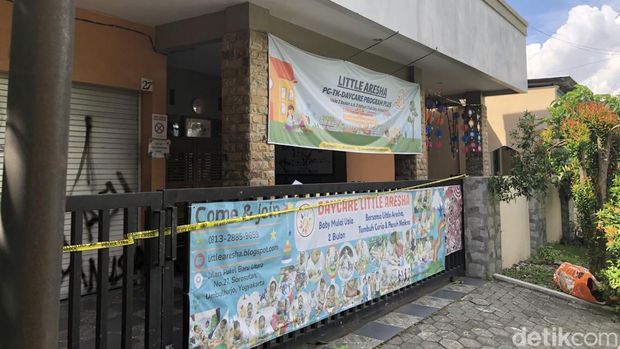Coretan memenuhi bangunan penitipan anak (daycare) Little Aresha Jogja, Selasa (28/4) pagi.