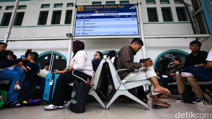 Sejumlah penumpang memadati area keberangkatan Kereta Api Jarak Jauh di Stasiun Pasar Senen, Jakarta, Selasa (28/4/2026).