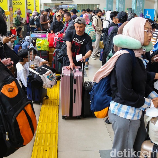 Dampak Kecelakaan KA, Penumpang Menumpuk di Stasiun Pasar Senen