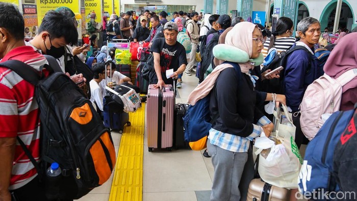 Sejumlah penumpang memadati area keberangkatan Kereta Api Jarak Jauh di Stasiun Pasar Senen, Jakarta, Selasa (28/4/2026).