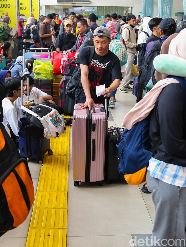 Dampak Kecelakaan KA, Penumpang Menumpuk di Stasiun Pasar Senen