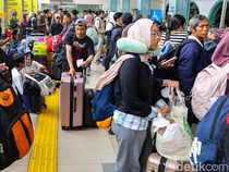 Dampak Kecelakaan KA, Penumpang Menumpuk di Stasiun Pasar Senen