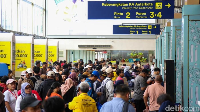 Sejumlah penumpang memadati area keberangkatan Kereta Api Jarak Jauh di Stasiun Pasar Senen, Jakarta, Selasa (28/4/2026).