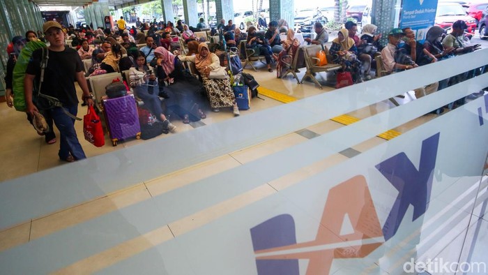 Sejumlah penumpang memadati area keberangkatan Kereta Api Jarak Jauh di Stasiun Pasar Senen, Jakarta, Selasa (28/4/2026).