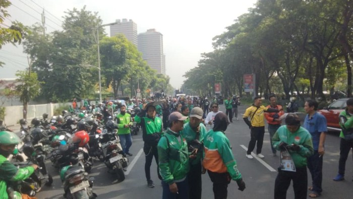 Massa ojol mulai padati Bundara Waru dan Jalan  A Yani Surabaya yang akan turun demo