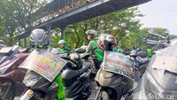 Akibatnya, arus lalu lintas mengalami kepadatan. Roda dua dan roda empat pun sebagian tampak dialihkan melalui jalur utama Jalan Ahmad Yani yang biasanya digunakan khusus mobil.