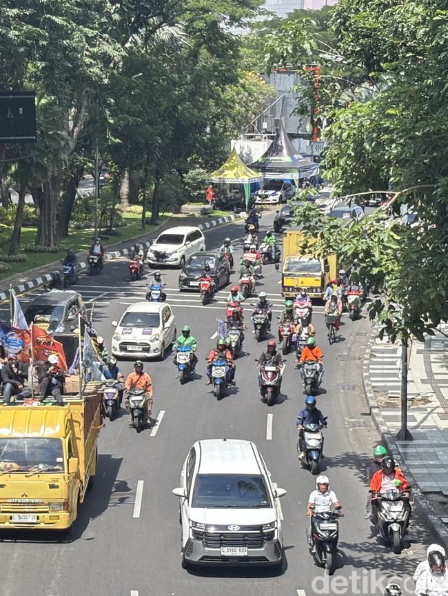 Demo Ojol Sempat Bikin Macet Jalanan Surabaya