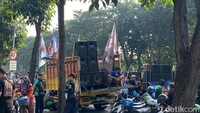 Pantauan detikJatim di lapangan, massa aksi memenuhi Jalan Frontage Ahmad Yani.