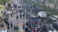 Sementara itu, massa aksi terlihat mengibarkan bendera organisasi dan mengenakan jaket ojek online (ojol) masing-masing. Peserta terdiri dari driver roda empat maupun roda dua.Massa aksi melaju lambat. Bahkan sebagian berjalan kaki seperti long march.