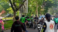 Massa aksi mulai bergerak pukul 09.25 WIB. Roda dua dan roda empat melaju lambat karena massa aksi memadati sebagian ruas jalan sejak dari Jalan Frontage Ahmad Yani.