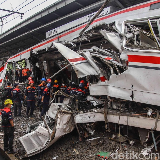 Detik-detik Evakuasi Gerbong KRL Usai Tabrakan Maut di Bekasi Timur