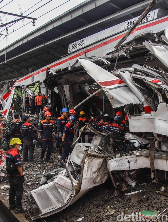 Detik-detik Evakuasi Gerbong KRL Usai Tabrakan Maut di Bekasi Timur