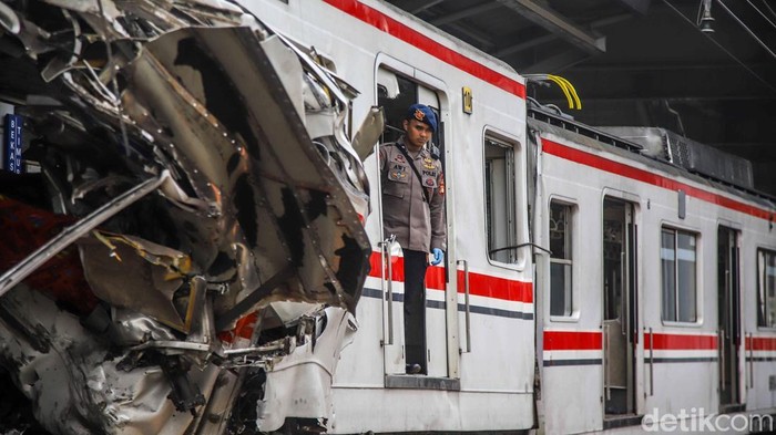 Proses evakuasi gerbong kereta rel listrik (KRL) yang terlibat kecelakaan di Stasiun Bekasi Timur, Bekasi, Jawa Barat, berlangsung dramatis pada Selasa (28/4/2026).