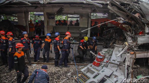 Proses evakuasi gerbong kereta rel listrik (KRL) yang terlibat kecelakaan di Stasiun Bekasi Timur, Bekasi, Jawa Barat, berlangsung dramatis pada Selasa (28/4/2026). Petugas gabungan terlihat berjibaku mengevakuasi gerbong yang ringsek parah usai tabrakan dengan kereta jarak jauh Argo Bromo Anggrek.