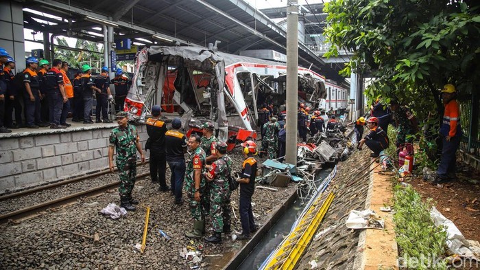 Proses evakuasi gerbong kereta rel listrik (KRL) yang terlibat kecelakaan di Stasiun Bekasi Timur, Bekasi, Jawa Barat,