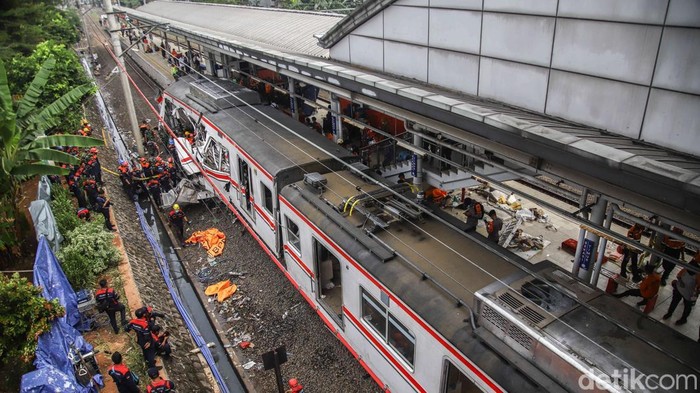 Proses evakuasi gerbong kereta rel listrik (KRL) yang terlibat kecelakaan di Stasiun Bekasi Timur, Bekasi, Jawa Barat, berlangsung dramatis pada Selasa (28/4/2026). Petugas gabungan terlihat berjibaku mengevakuasi gerbong yang ringsek parah usai tabr