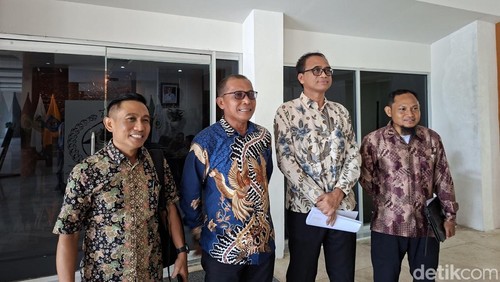 Dirut baru PT GNE NTB Yuyud Indrayudi (tengah), Direktur Keuangan Sulman (paling kiri), Direktur Operasional Suhaimi (paling kanan), dan komisaris Muhammad Ihwan (kedua kiri), Selasa (28/4/2026).