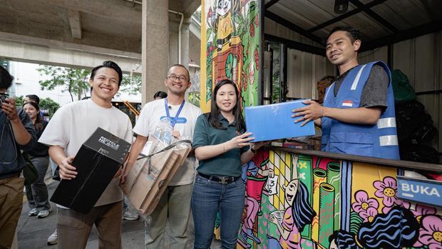 Peluncuran Waste Station hasil kerja sama MR.D.I.Y. Indonesia dengan Rekosistem ini menghadirkan pendekatan yang menggabungkan infrastruktur, teknologi, dan seni. Desain unitnya menggunakan motif yang merepresentasikan tiga pilar “MR.D.I.Y. Untuk Indonesia”: Pemberdayaan Perempuan dan Anak-anak, Pemberdayaan Usaha Lokal, dan Keberlanjutan Lingkungan.