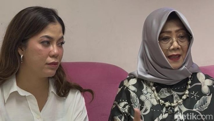 Ibu angkat Ammar Zoni dan dokter Kamelia di Jalan Kapten P Tendean, Jakarta Selatan, Senin (27/4/2026).