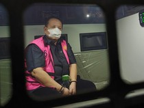 Video: Momen Eks Gubernur Lampung Arinal Digiring ke Mobil Tahanan Usai Jadi Tersangka