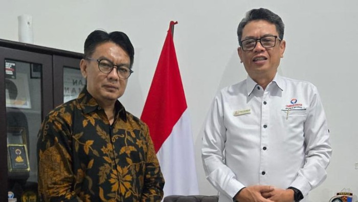 Eks Kadis Tenaga Kerja Parepare Basuki Busrah (kiri) dan Kepala Perwakilan Ombudsman Sulsel, Ismu Iskandar (kanan).