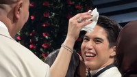 Ia pun sempat menawari untuk tisu tersebut kepada ayah Syifa Hadju. Foto: dok Bridestory
