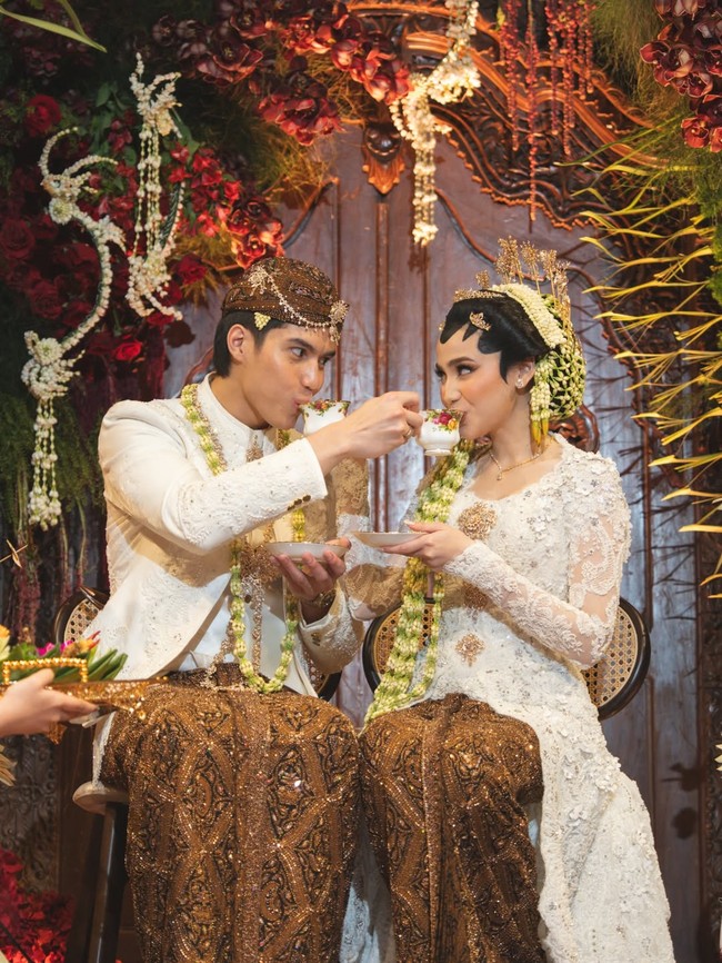 Syifa Hadju Rumi jadi sorotan setelah menambahkan nama belakang suami seperti kakak iparnya, Alyssa Daguise. Syifa diketahui langsung mengubah namanya di Instagram setelah dipersunting El pekan lalu. Foto: dok instagram El Rumi dan Syifa Hadju