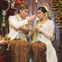Syifa Hadju Rumi jadi sorotan setelah menambahkan nama belakang suami seperti kakak iparnya, Alyssa Daguise. Syifa diketahui langsung mengubah namanya di Instagram setelah dipersunting El pekan lalu. Foto: dok instagram El Rumi dan Syifa Hadju