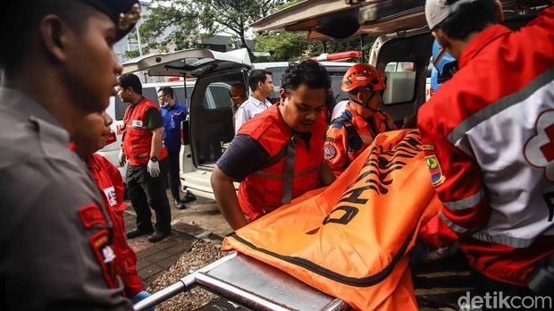 Proses evakuasi jenazah korban kecelakaan kereta di kawasan Stasiun Bekasi Timur, Bekasi, Jawa Barat, hingga Selasa (28/4/2026) masih terus berlangsung. Petugas SAR gabungan terlihat bekerja intensif di lokasi kejadian untuk mengevakuasi para korban dari area rel yang terdampak insiden.