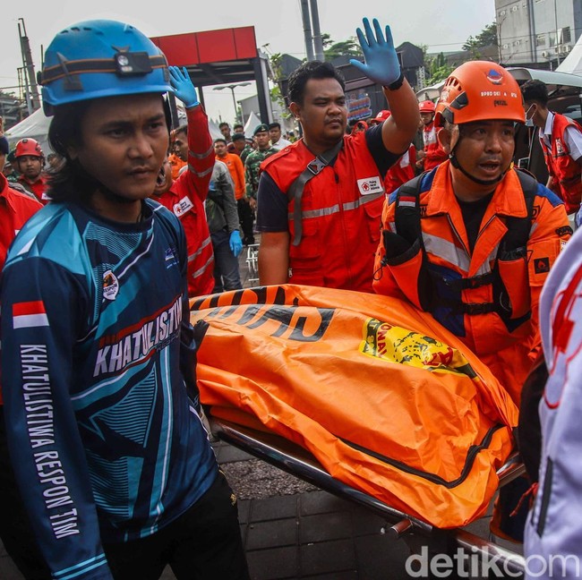 Evakuasi Jenazah Korban Kecelakaan Kereta di Bekasi Timur Masih Berlangsung