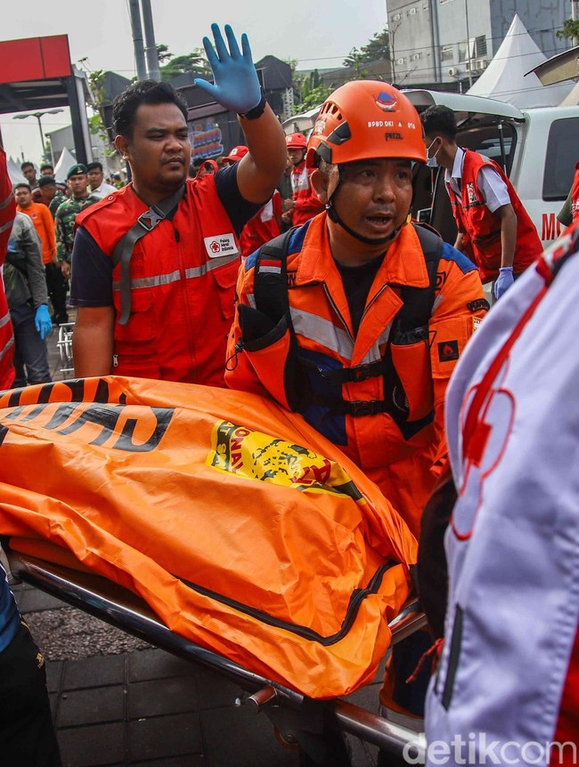 Evakuasi Jenazah Korban Kecelakaan Kereta di Bekasi Timur Masih Berlangsung