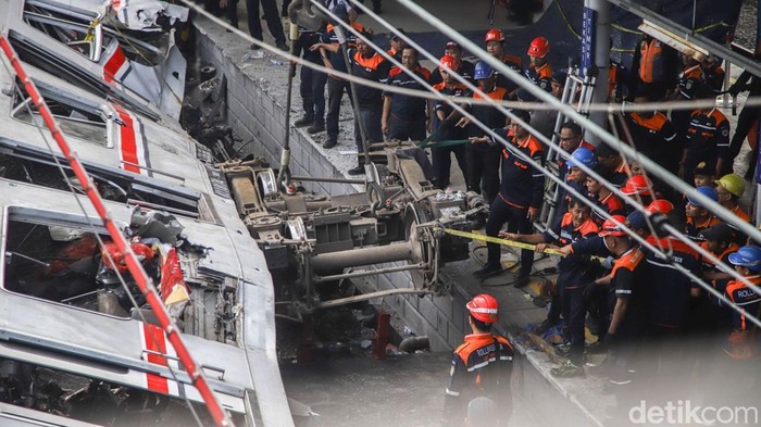 Sejumlah petugas SAR gabungan melakukan evakuasi gerbong KRL yang hancur akibat kecelakaan setelah menabrak kereta jarak jauh Argo Bromo di kawasan Stasiun Bekasi Timur, Bekasi, Selasa (28/4/2026). Proses evakuasi berlangsung dramatis dengan melibatk