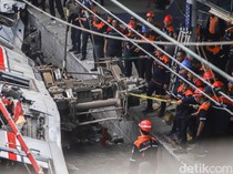 Kisah Menyayat Hati Keluarga Cari Korban Kecelakaan Kereta Bekasi