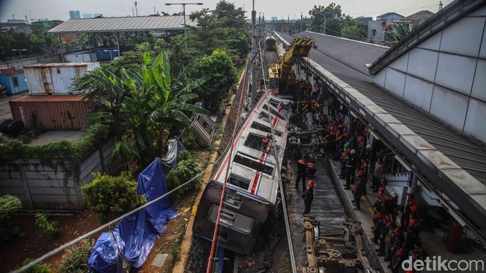 Sejumlah petugas SAR gabungan melakukan evakuasi gerbong KRL yang hancur akibat kecelakaan setelah menabrak kereta jarak jauh Argo Bromo di kawasan Stasiun Bekasi Timur, Bekasi, Selasa (28/4/2026). Proses evakuasi berlangsung dramatis dengan melibatk