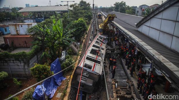 Sejumlah petugas SAR gabungan melakukan evakuasi gerbong KRL yang hancur akibat kecelakaan setelah menabrak kereta jarak jauh Argo Bromo di kawasan Stasiun Bekasi Timur, Bekasi, Selasa (28/4/2026). Proses evakuasi berlangsung dramatis dengan melibatkan berbagai unsur, mulai dari Basarnas, TNI, Polri, hingga petugas PT KAI yang bekerja secara terpadu di lokasi kejadian.