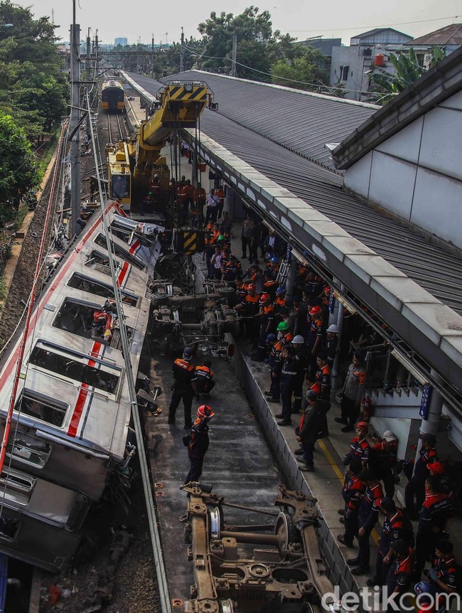 Evakuasi KRL Ringsek di Bekasi Ditarget Tuntas Hari Ini