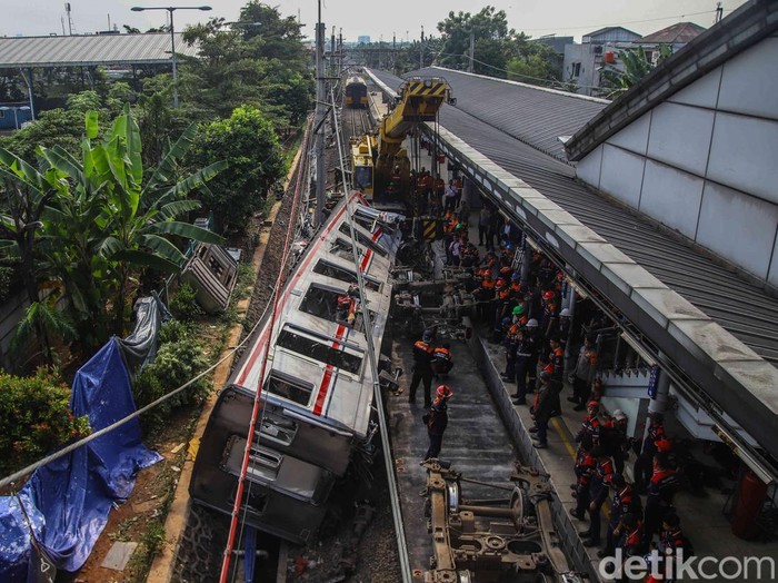 Sejumlah petugas SAR gabungan melakukan evakuasi gerbong KRL yang hancur akibat kecelakaan setelah menabrak kereta jarak jauh Argo Bromo di kawasan Stasiun Bekasi Timur, Bekasi, Selasa (28/4/2026). Proses evakuasi berlangsung dramatis dengan melibatk