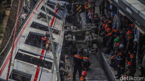 Sejumlah petugas SAR gabungan melakukan evakuasi gerbong KRL yang hancur akibat kecelakaan setelah menabrak kereta jarak jauh Argo Bromo di kawasan Stasiun Bekasi Timur, Bekasi, Selasa (28/4/2026). Proses evakuasi berlangsung dramatis dengan melibatkan berbagai unsur, mulai dari Basarnas, TNI, Polri, hingga petugas PT KAI yang bekerja secara terpadu di lokasi kejadian.