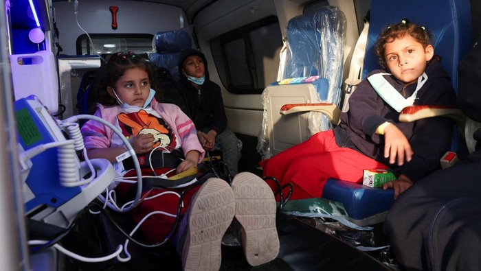 Wounded Palestinian children evacuated from Gaza for medical treatment arrive at the King Hussein Bridge in Jordan, April 27, 2026. REUTERS/Alaa Al Sukhni